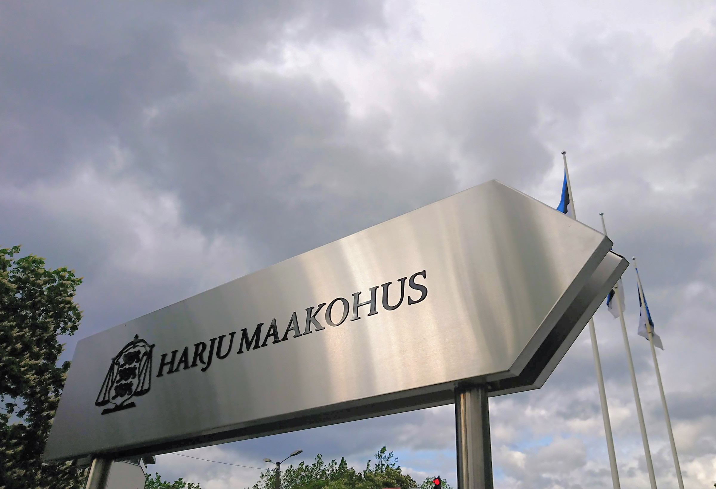 Harju Maakohtu välisviit hoone fassaadil